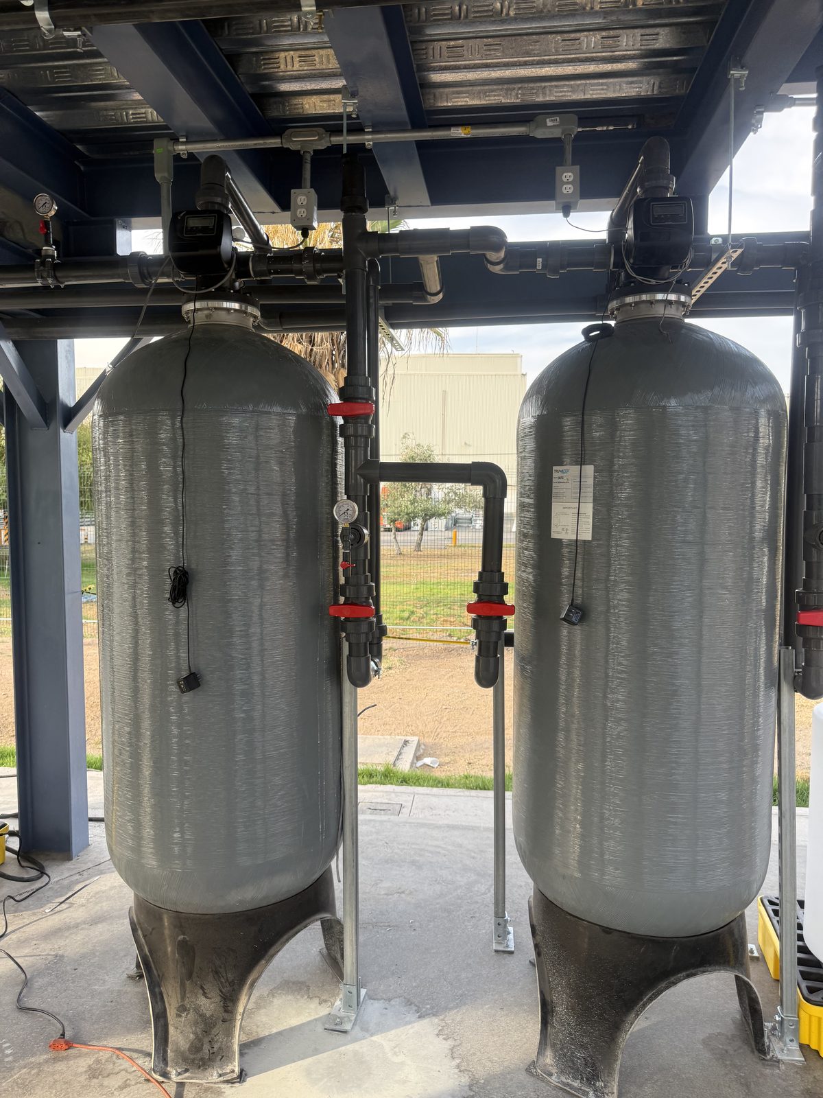Filtros a presión de fibra de vidrio instalados en exterior con tubería e instrumentación