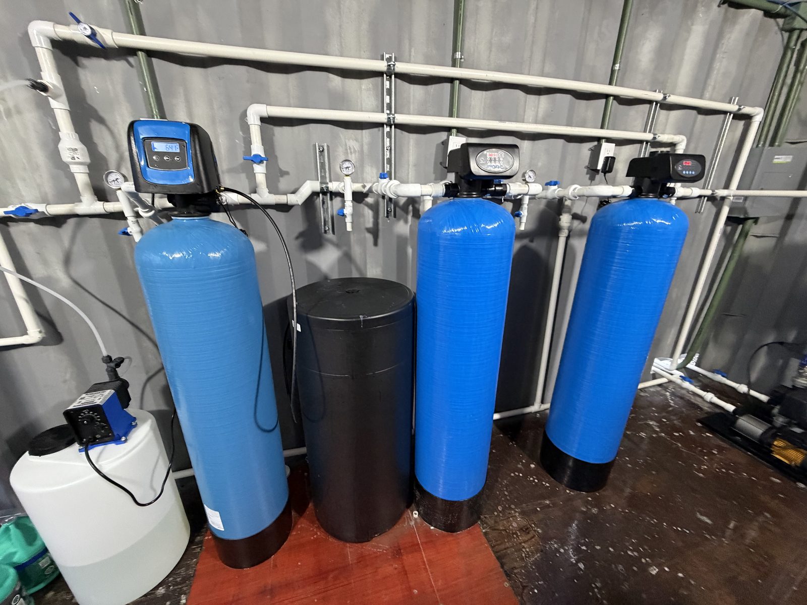 Suavizadores y filtro de carbón activado con válvulas automáticas y tanque de salmuera