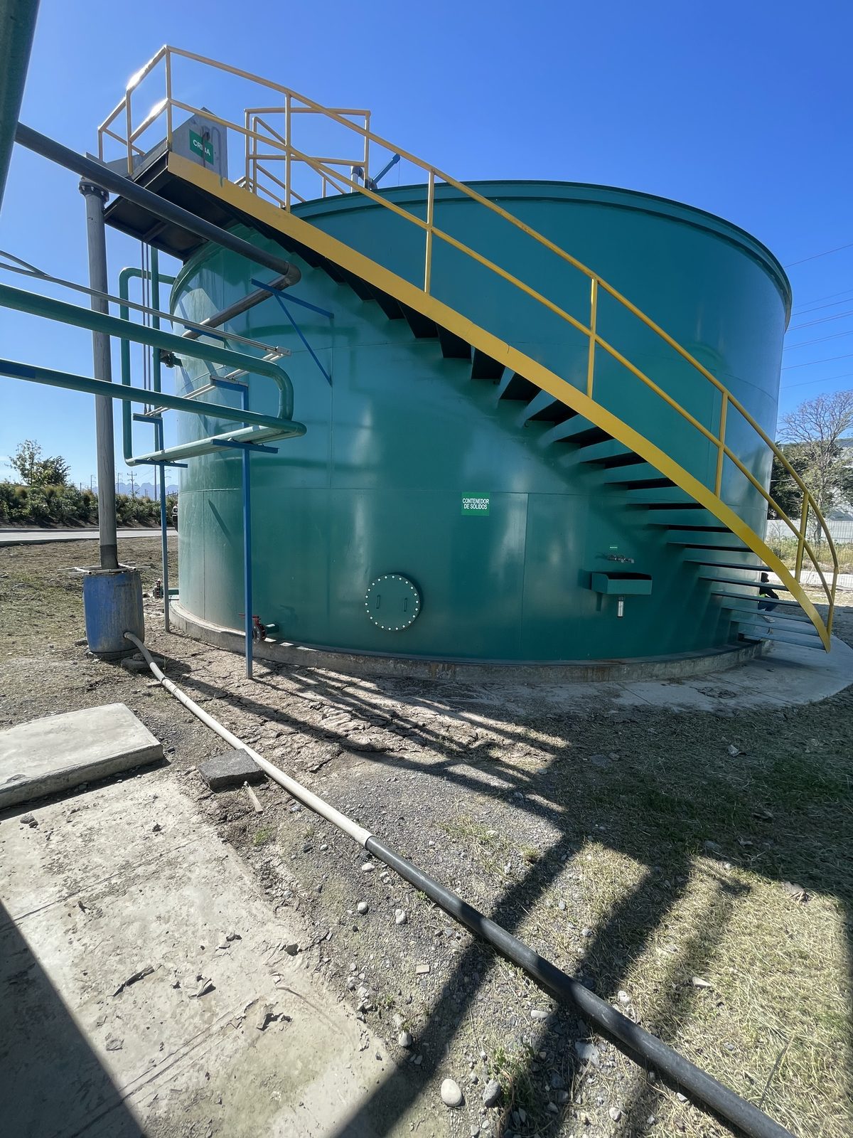 Reactor biológico circular de una planta de tratamiento de aguas residuales con escalera de acceso